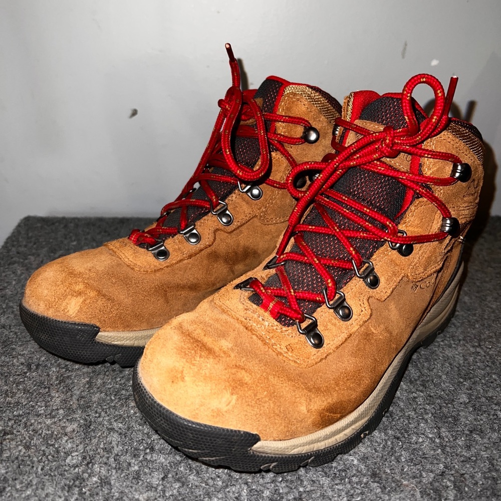 Womens 7.5 Columbia hiking boots
